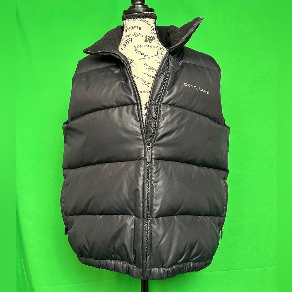 Men’s Black Puffer Vest Jacket from DKNY. Size L